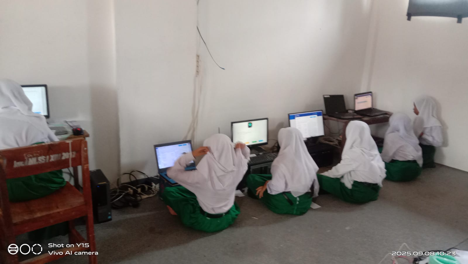 siswa sedang mengerjakan soal Asesmen